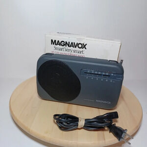 MAGNAVOX SMART VERY SMART AE2100 AM FM PORTABLE RADIO NEW WITH OPEN BOX.